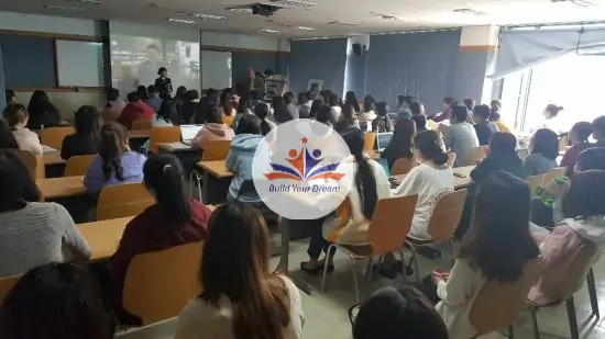 Sinh viên trong giờ học tại Đại học Luật và Kinh doanh Quốc tế (TLBU)