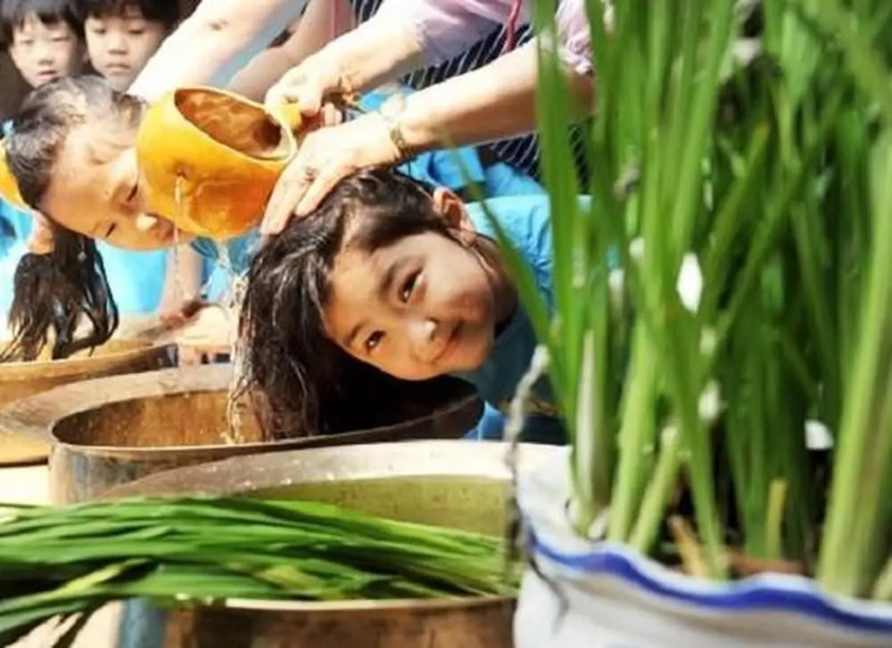Truyền thống gội đầu bằng lá cây diên vĩ